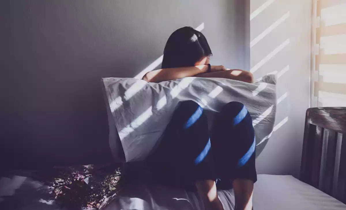Imagen de una mujer deprimida en su cama