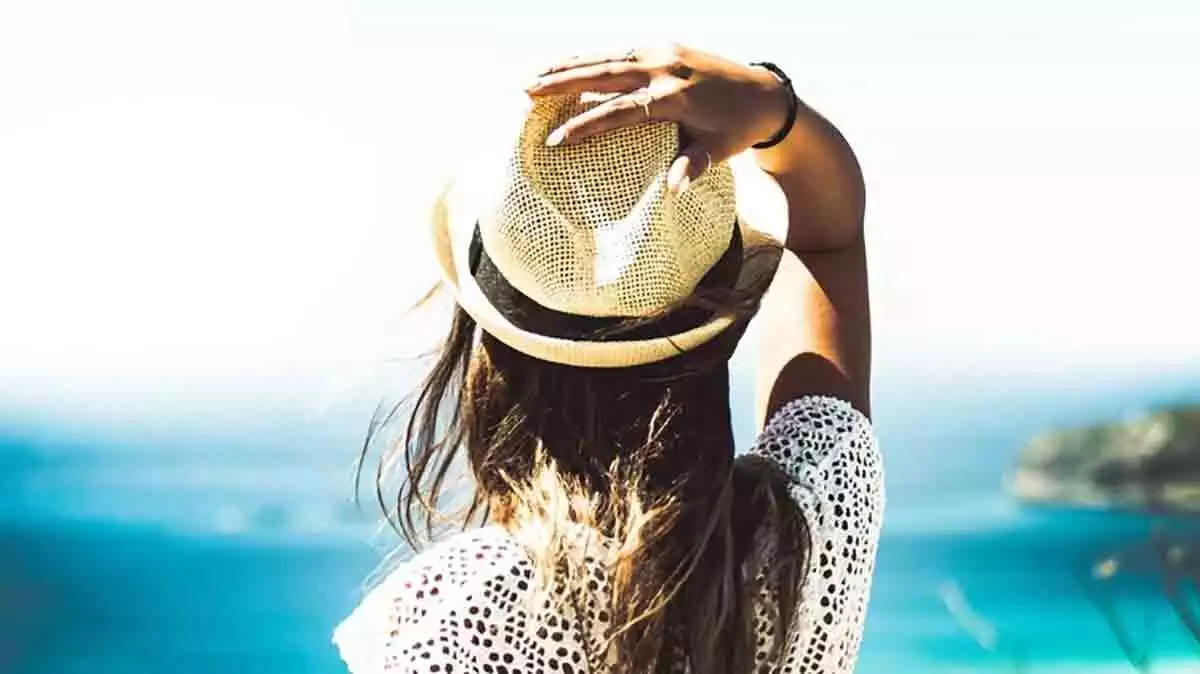 Mujer con sombrero en la playa