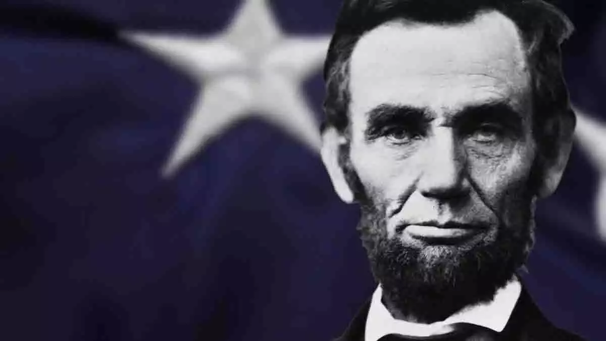 Retrato de Abraham Lincoln sobre la bandera de Estados Unidos.