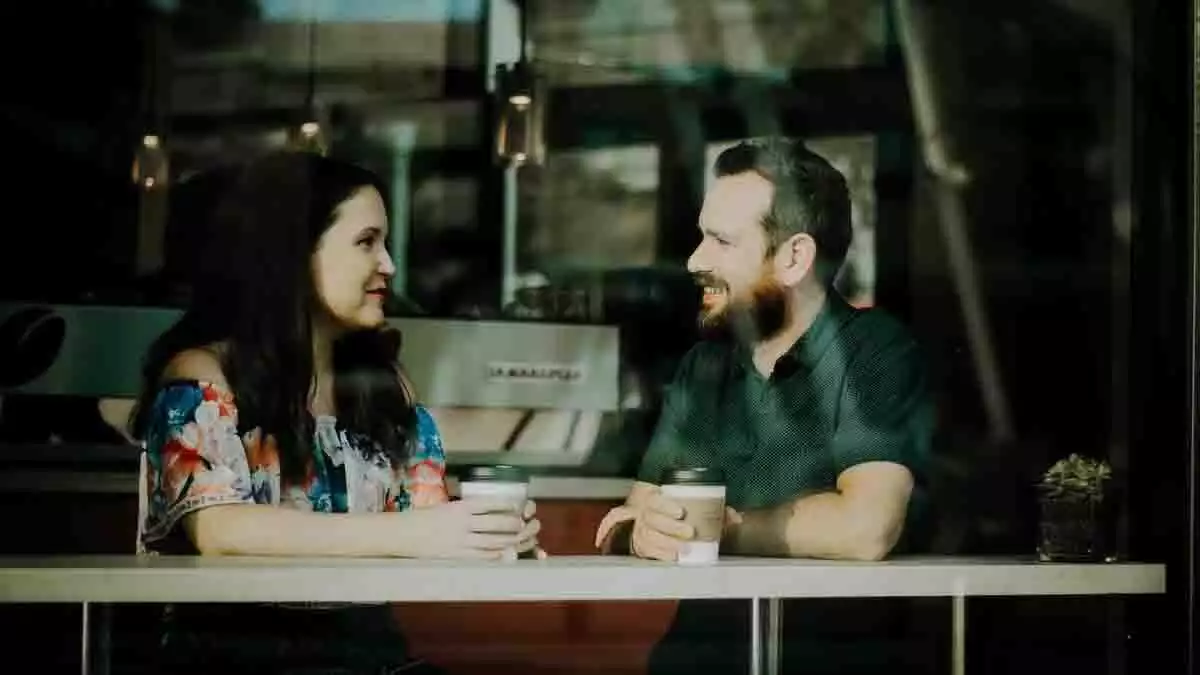 Mujer y hombre tomando un café.