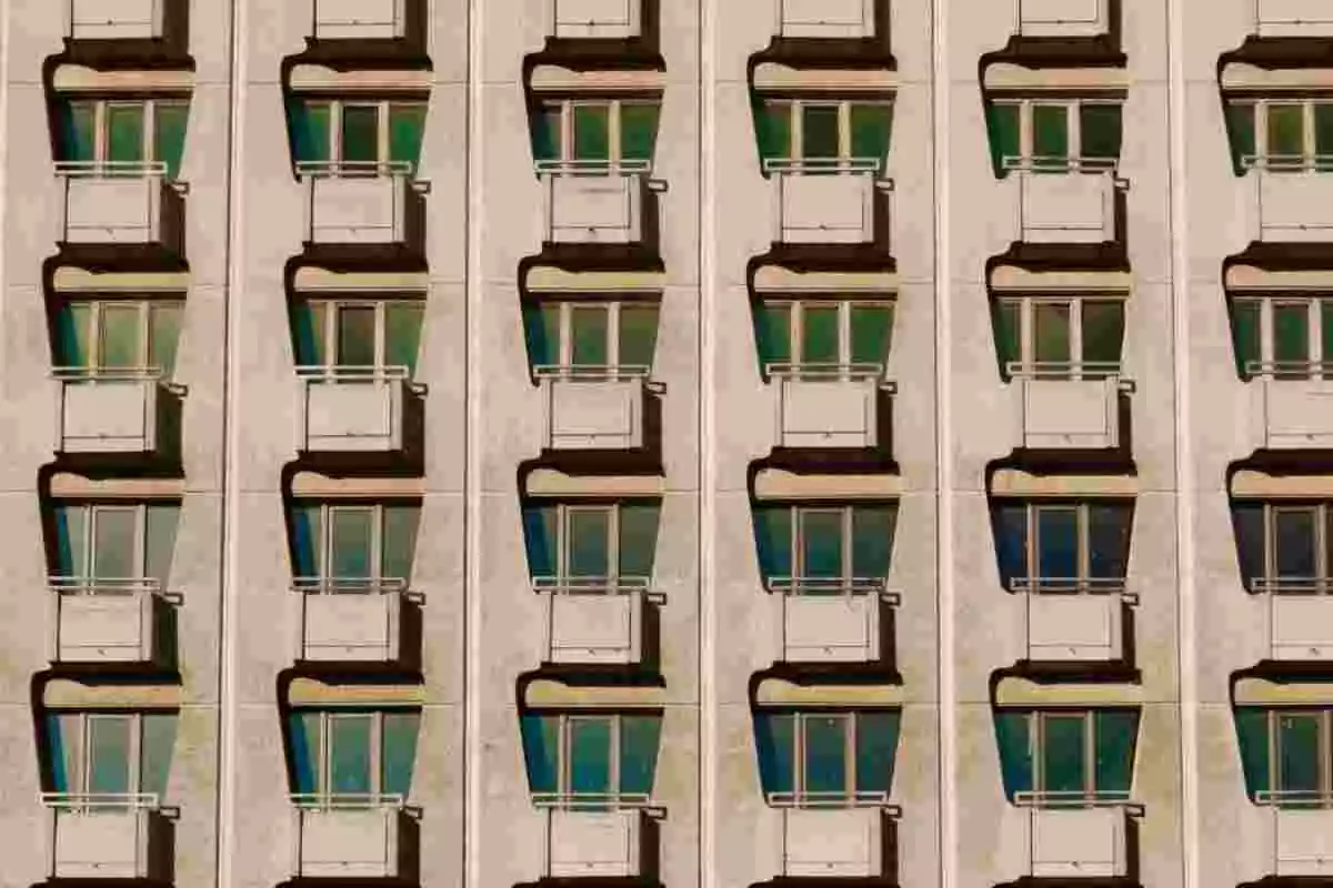 Imagen simétrica y perfecta de unos balcones