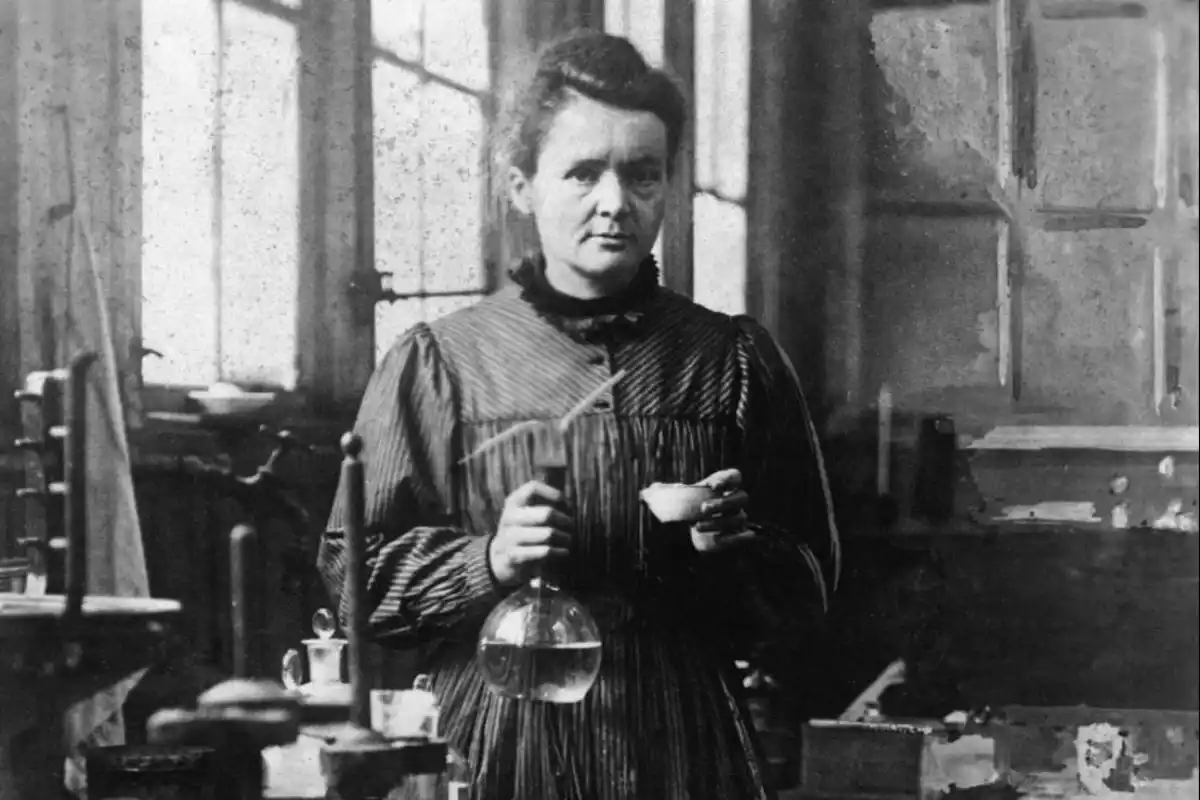 La científica francesa Marie Curie en su laboratorio.