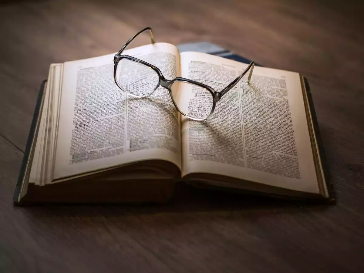 Unas gafas encima de un libro abierto