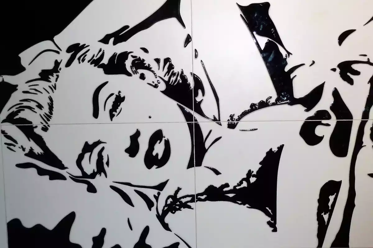 Un mural de Marilyn Monroe en blanco y negro, con su figura claramente reconocible