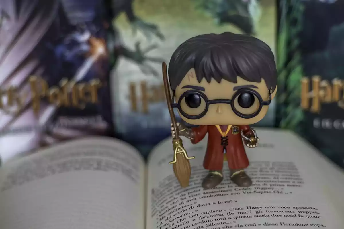 Una figurita del personaje Harry Potter de funco sobre un libro