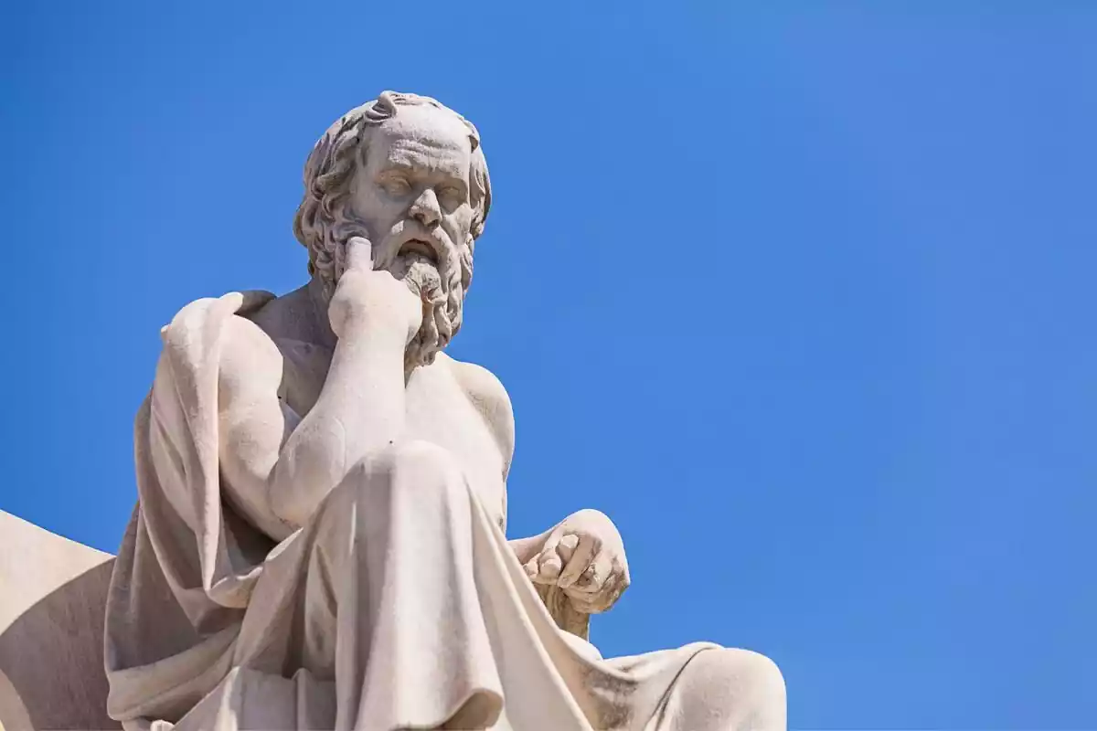 Una estatua de mármol del gran filósofo Sócrates
