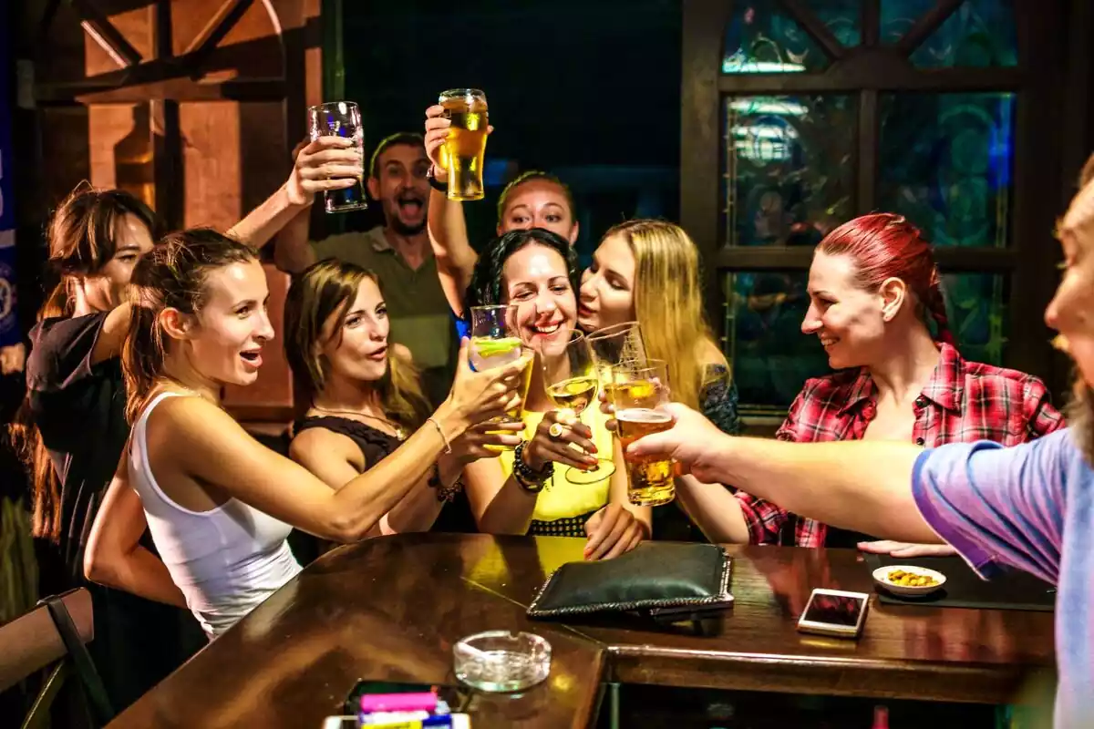 Varios amigos en un bar celebrando y bebiendo