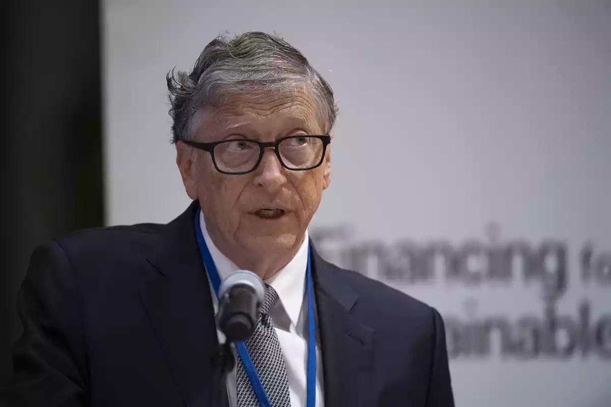Bill Gates ante un micrófono