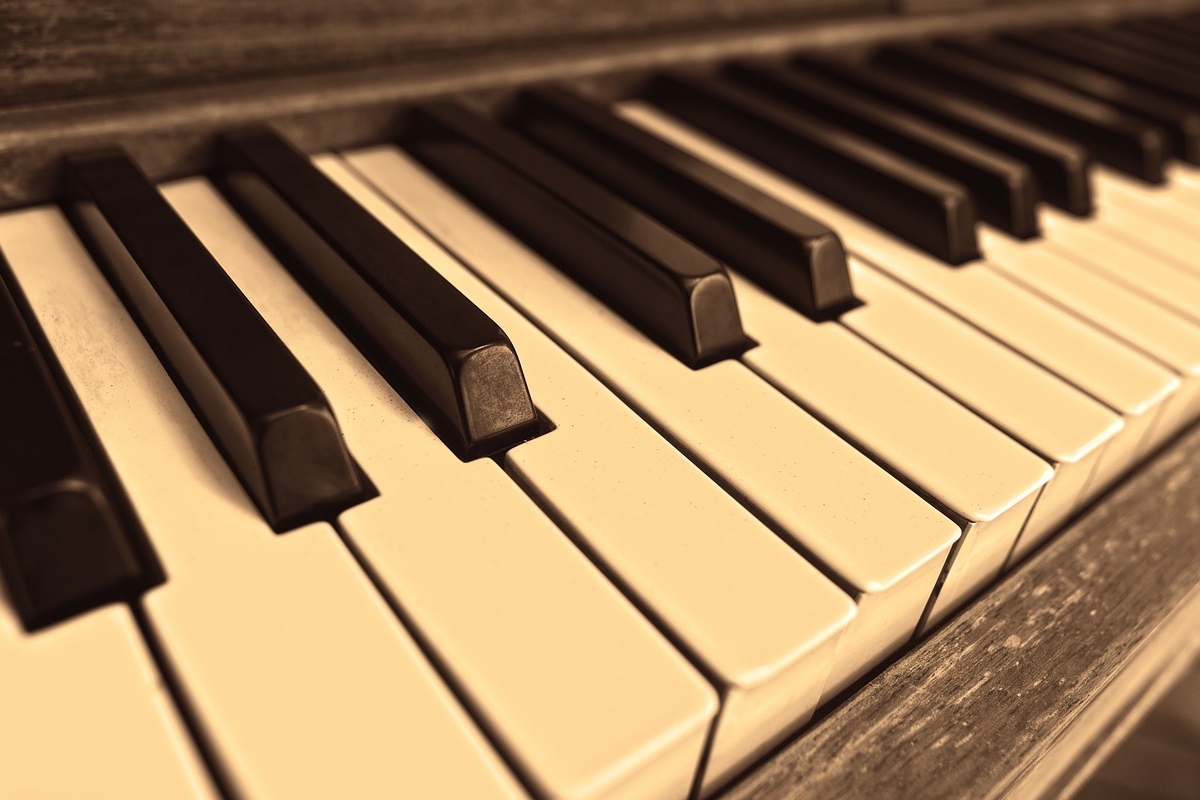 Teclas blancas y negras de un piano en una imagen con tonalidad anaranjada